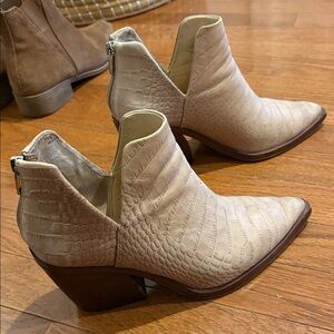 Vince Camuto Snakeskin Stylish Tan Ankle Boots